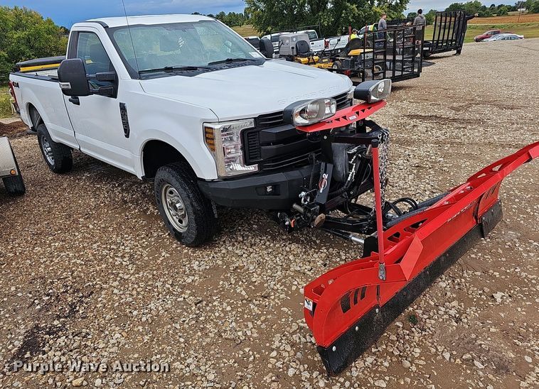 image for item DN8748 2019 Ford F350 Super Duty XL  pickup truck