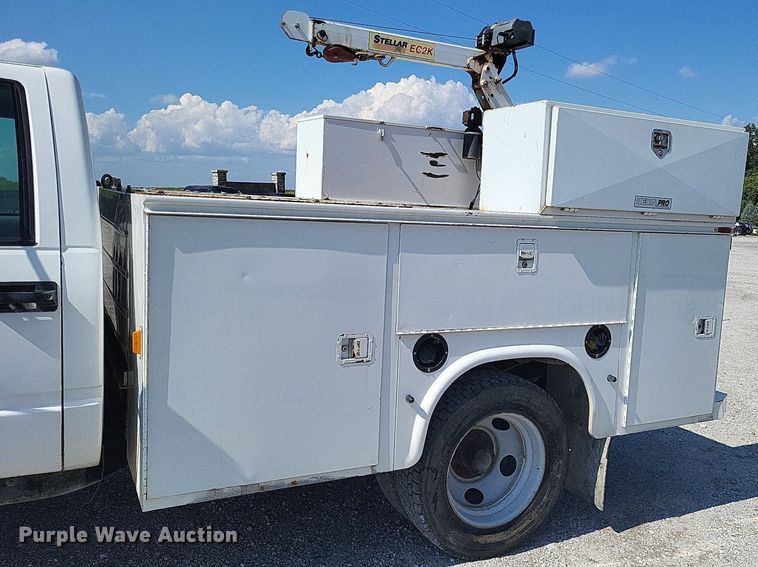 image for item DO4687 2000 Chevrolet C3500HD  utility bed pickup truck