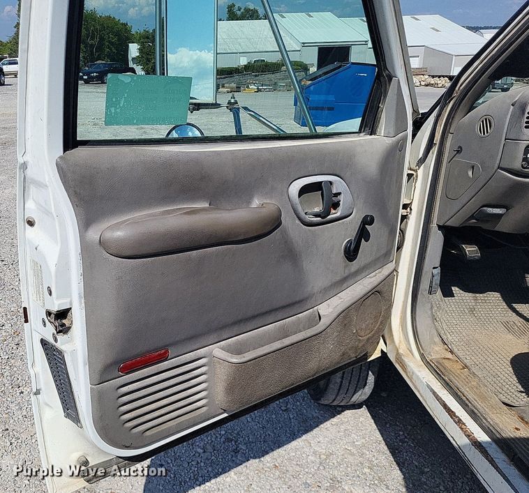 image for item DO4687 2000 Chevrolet C3500HD  utility bed pickup truck