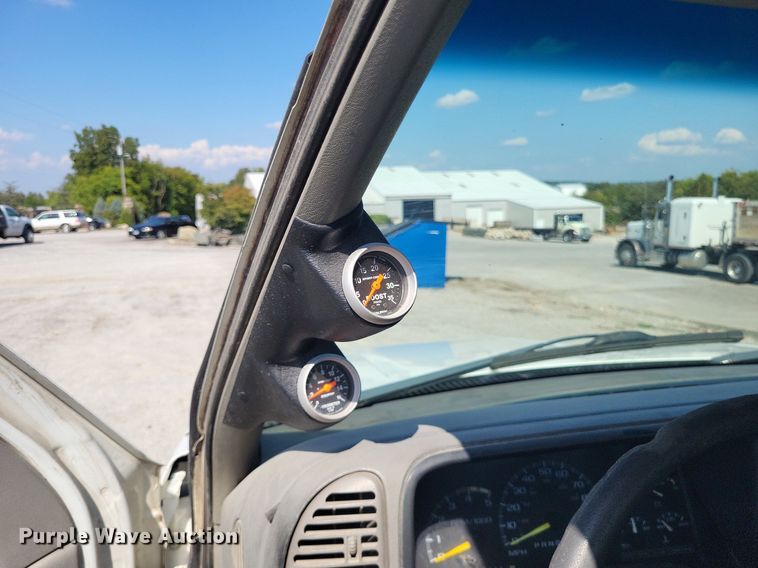 image for item DO4687 2000 Chevrolet C3500HD  utility bed pickup truck