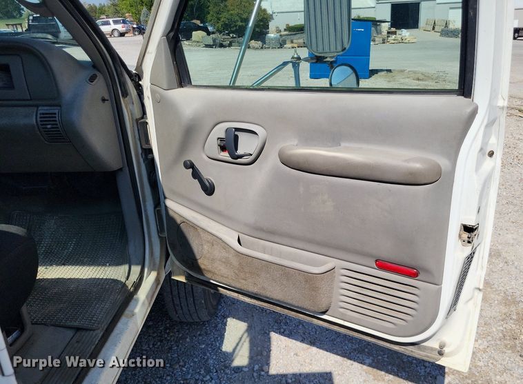 image for item DO4687 2000 Chevrolet C3500HD  utility bed pickup truck