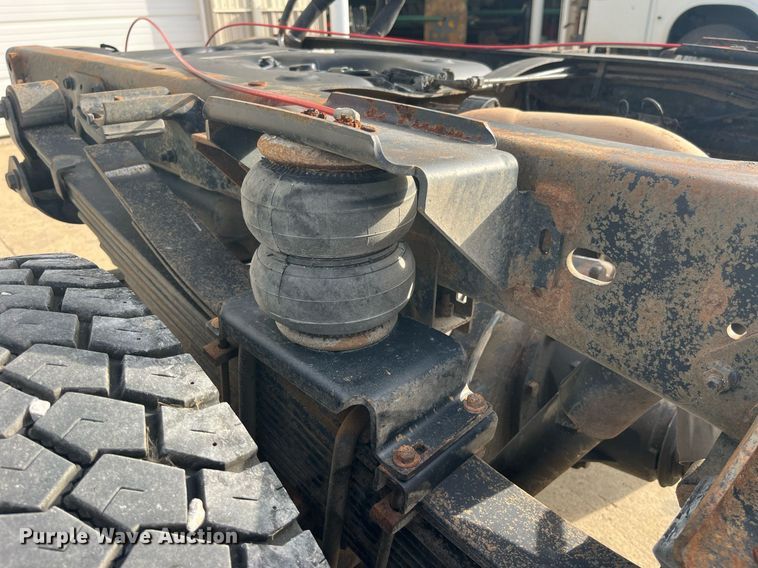 image for item DP2068 2016 Dodge Ram 5500 Heavy Duty  truck cab and chassis