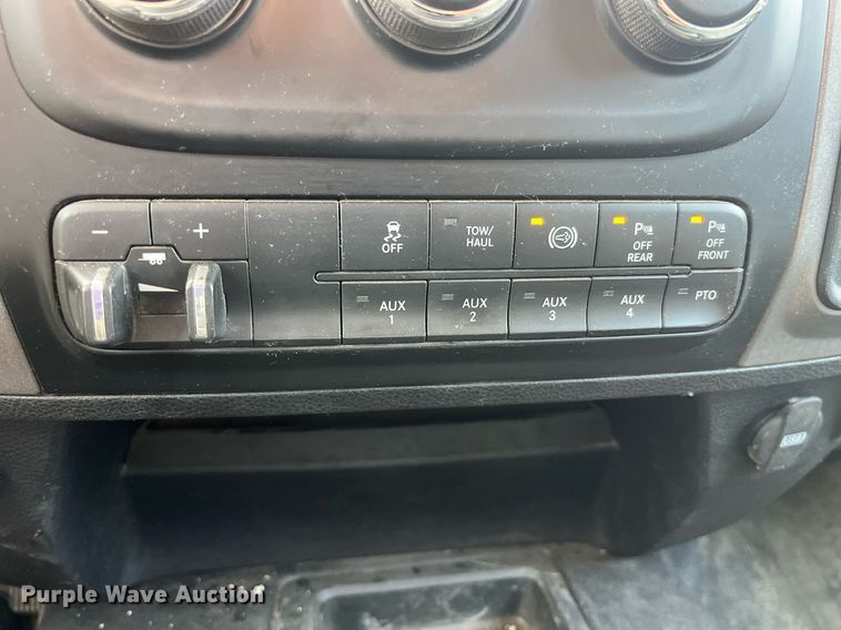 image for item DP2068 2016 Dodge Ram 5500 Heavy Duty  truck cab and chassis