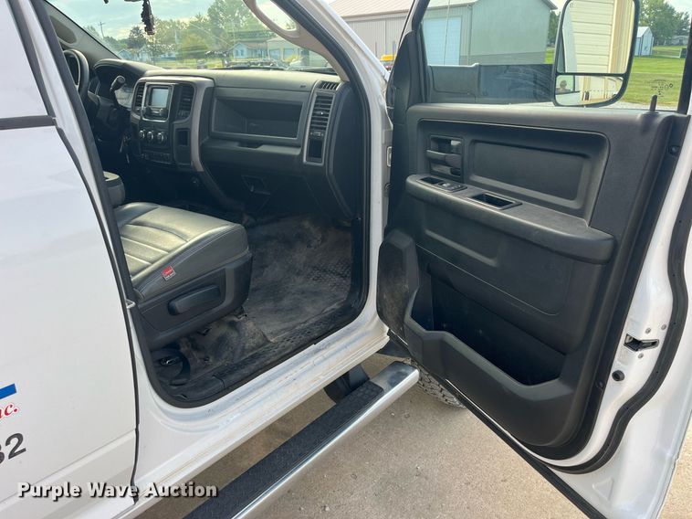 image for item DP2068 2016 Dodge Ram 5500 Heavy Duty  truck cab and chassis