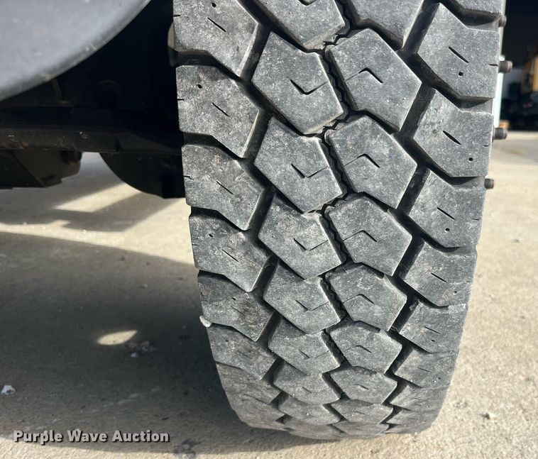 image for item DP2068 2016 Dodge Ram 5500 Heavy Duty  truck cab and chassis