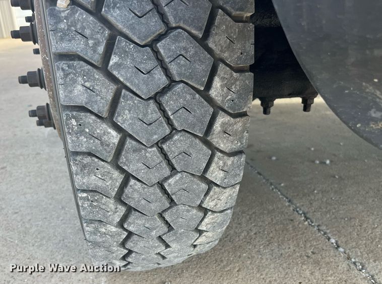 image for item DP2068 2016 Dodge Ram 5500 Heavy Duty  truck cab and chassis