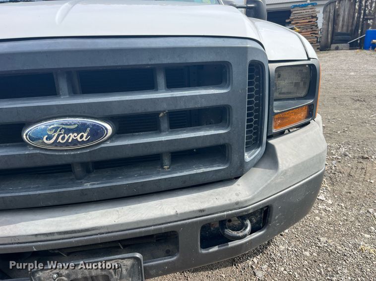 image for item DP2101 2006 Ford F450 Super Duty XL  flatbed truck