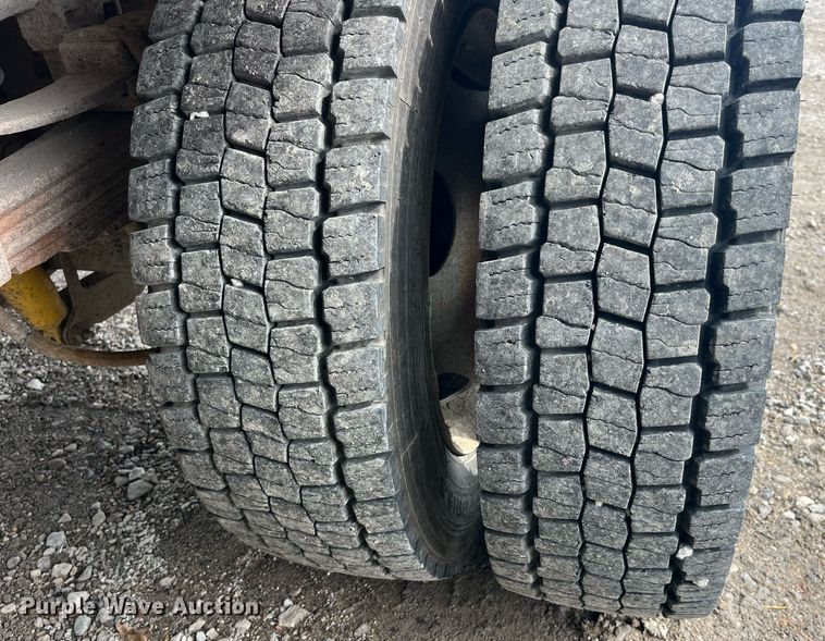 image for item DP2101 2006 Ford F450 Super Duty XL  flatbed truck