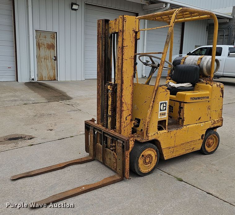 image for item DQ0220 Caterpillar T40  forklift