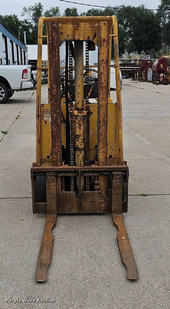 image for item DQ0220 Caterpillar T40  forklift