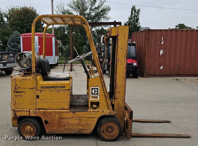 image for item DQ0220 Caterpillar T40  forklift
