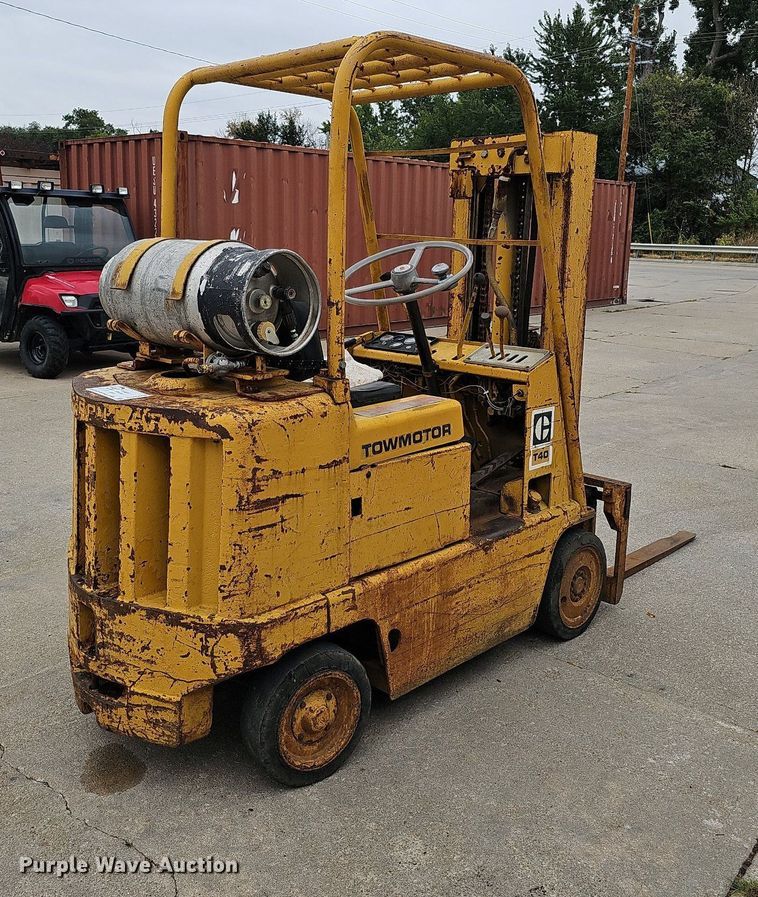 image for item DQ0220 Caterpillar T40  forklift