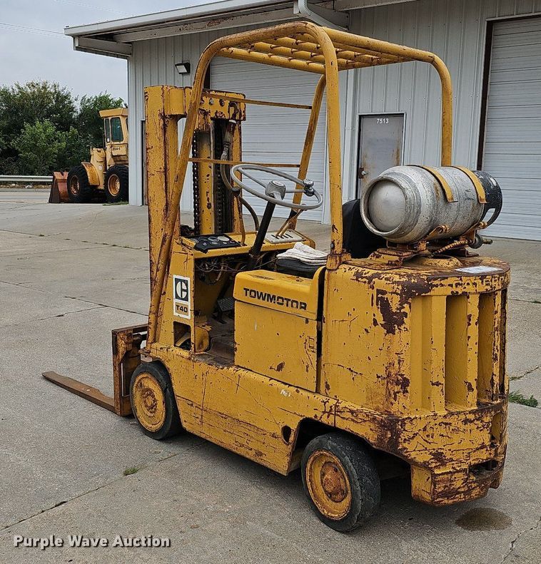 image for item DQ0220 Caterpillar T40  forklift
