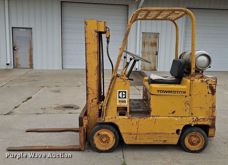 image for item DQ0220 Caterpillar T40  forklift