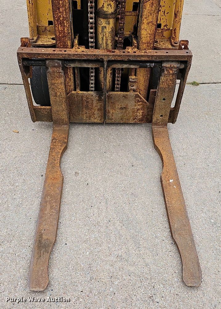 image for item DQ0220 Caterpillar T40  forklift