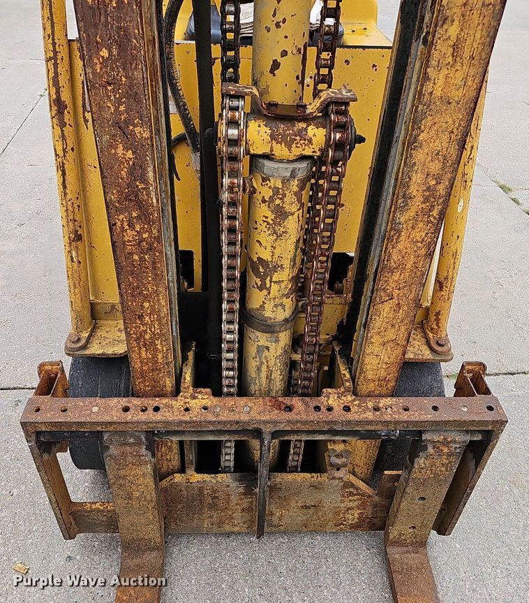 image for item DQ0220 Caterpillar T40  forklift