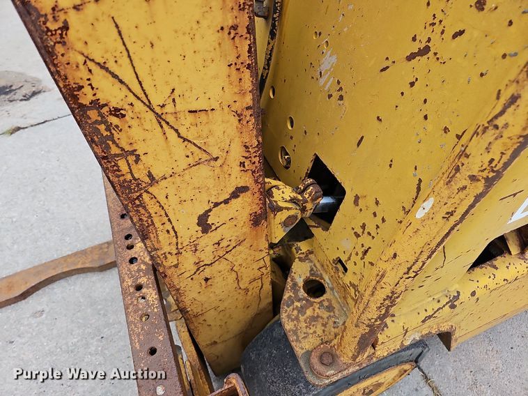 image for item DQ0220 Caterpillar T40  forklift