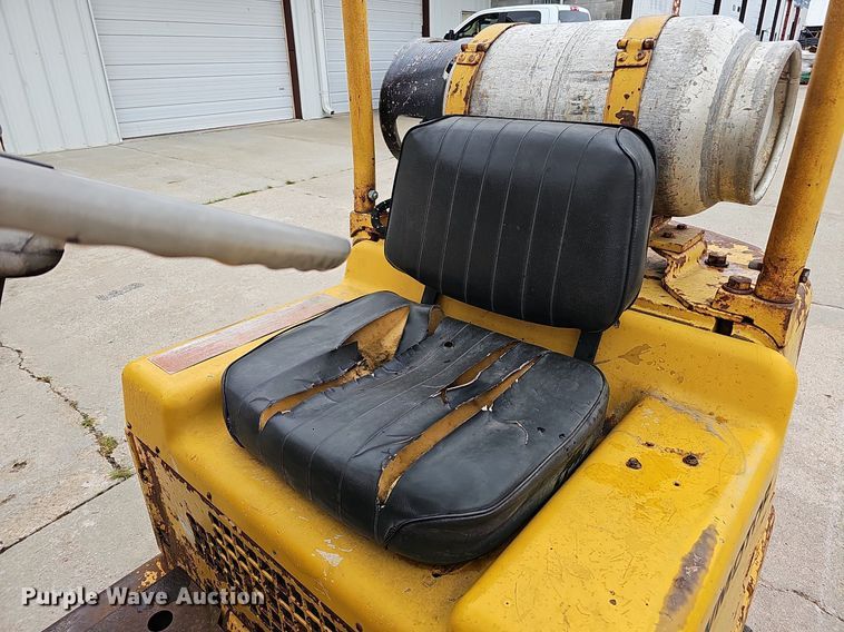 image for item DQ0220 Caterpillar T40  forklift