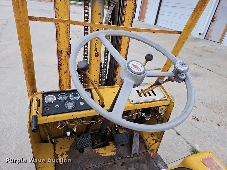 image for item DQ0220 Caterpillar T40  forklift