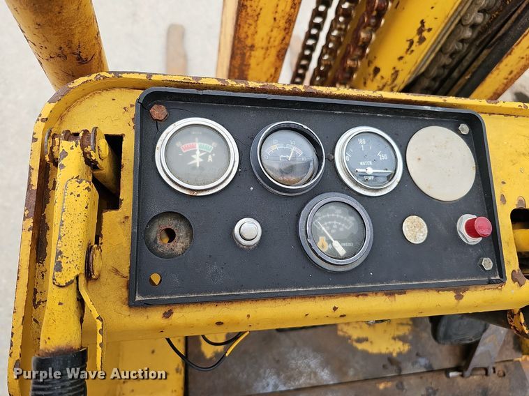 image for item DQ0220 Caterpillar T40  forklift