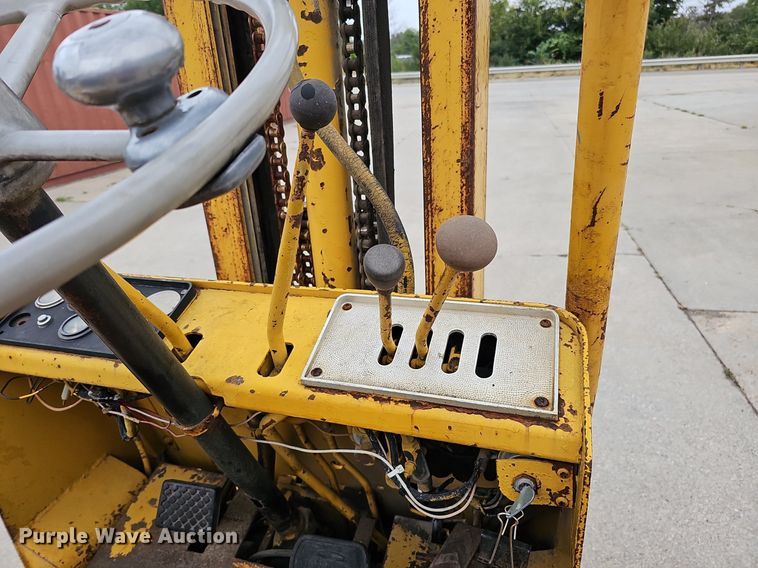 image for item DQ0220 Caterpillar T40  forklift