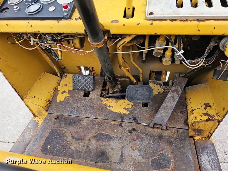 image for item DQ0220 Caterpillar T40  forklift