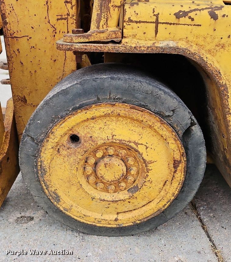 image for item DQ0220 Caterpillar T40  forklift