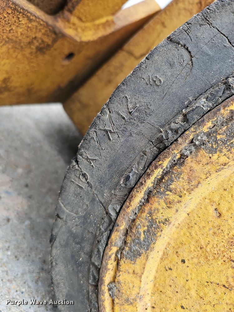 image for item DQ0220 Caterpillar T40  forklift