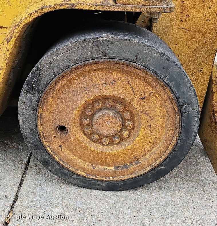 image for item DQ0220 Caterpillar T40  forklift