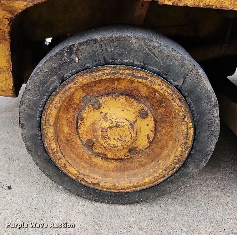 image for item DQ0220 Caterpillar T40  forklift