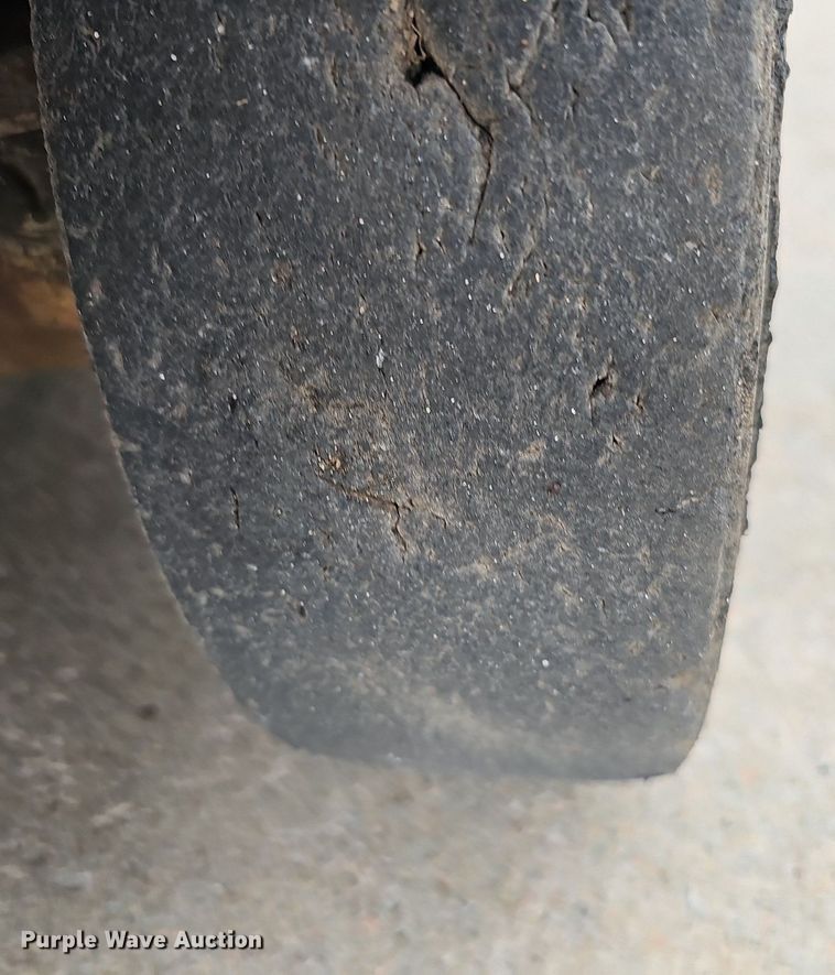 image for item DQ0220 Caterpillar T40  forklift