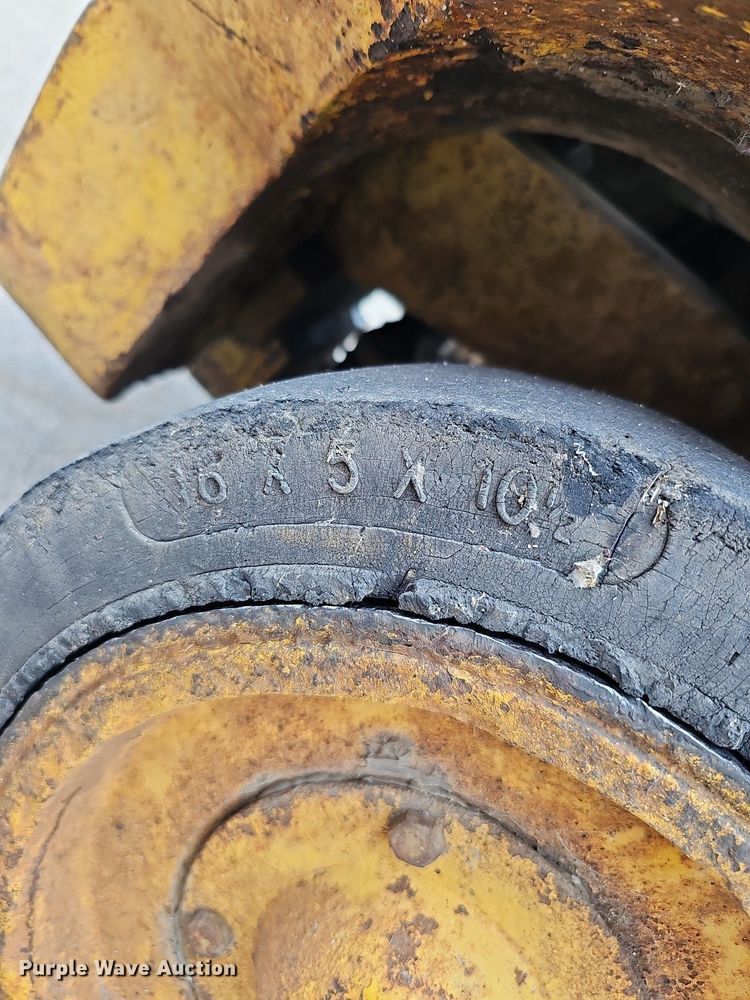 image for item DQ0220 Caterpillar T40  forklift