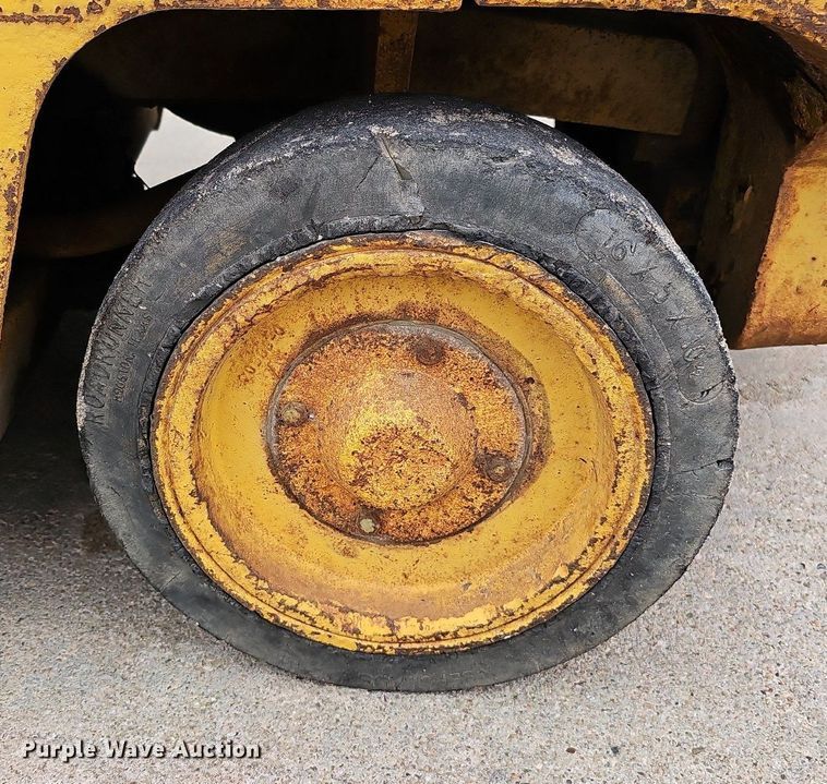 image for item DQ0220 Caterpillar T40  forklift