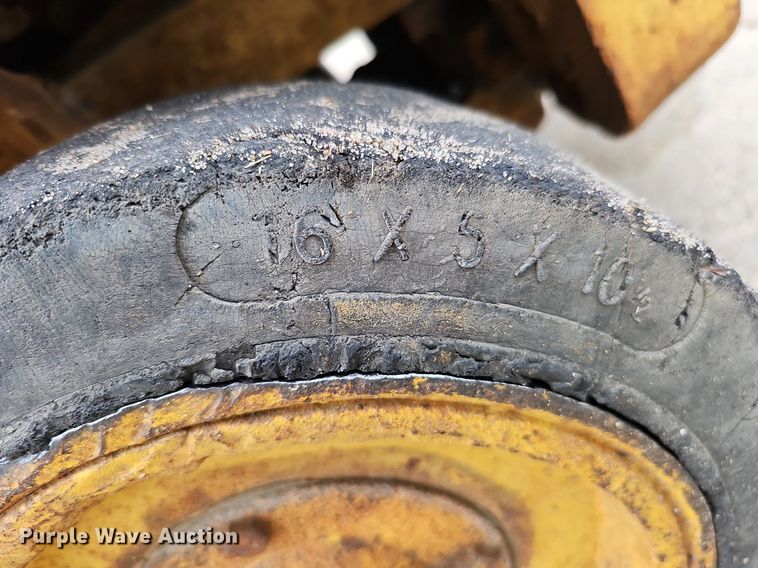 image for item DQ0220 Caterpillar T40  forklift