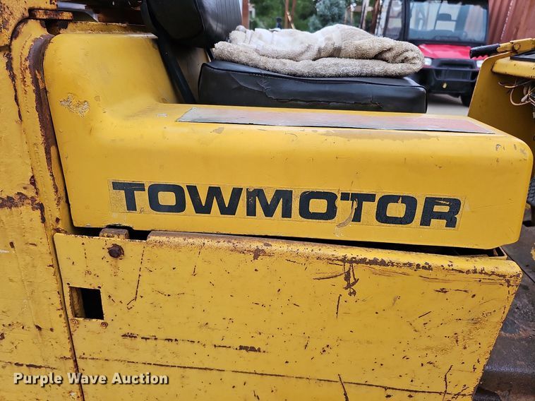 image for item DQ0220 Caterpillar T40  forklift