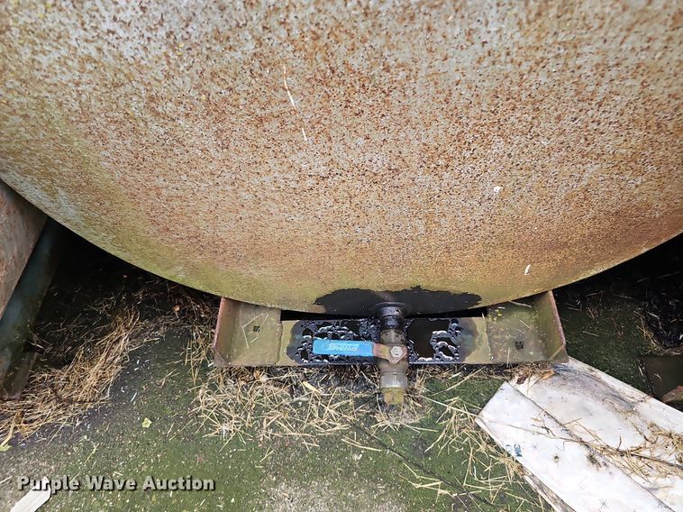 image for item DQ0225 Approximately 15 fuel tanks