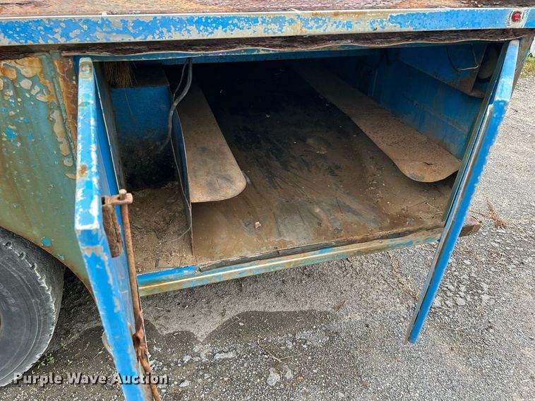 image for item DQ0900 2007 International 4300  flatbed truck