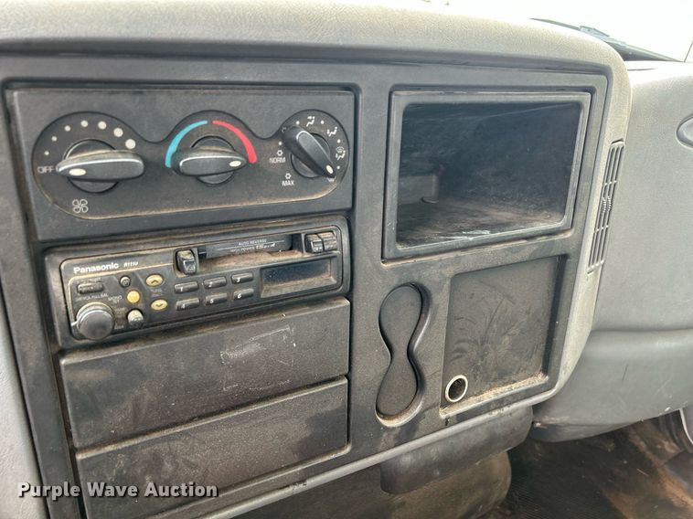 image for item DQ0900 2007 International 4300  flatbed truck