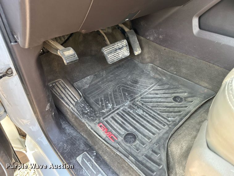 image for item DQ0943 2015 GMC Sierra 2500 Denali  Crew Cab pickup truck