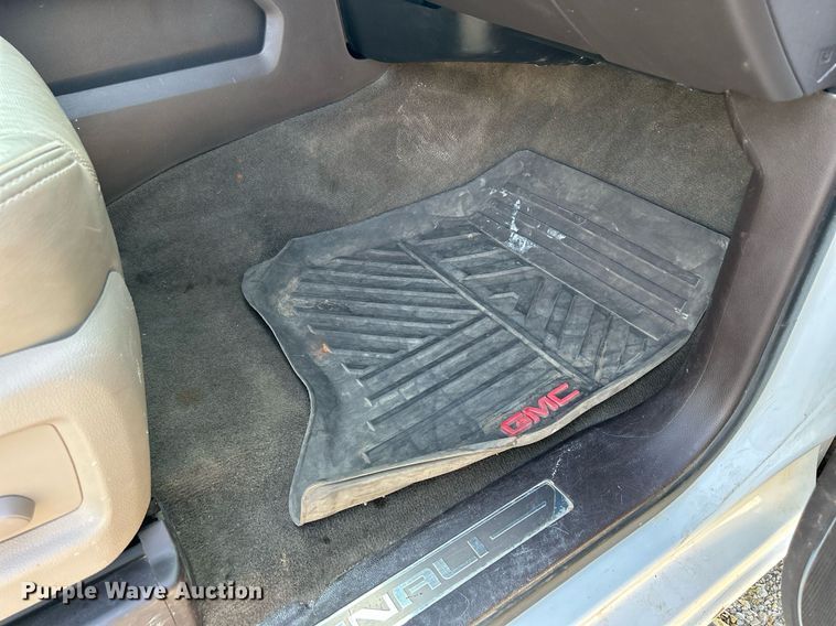 image for item DQ0943 2015 GMC Sierra 2500 Denali  Crew Cab pickup truck