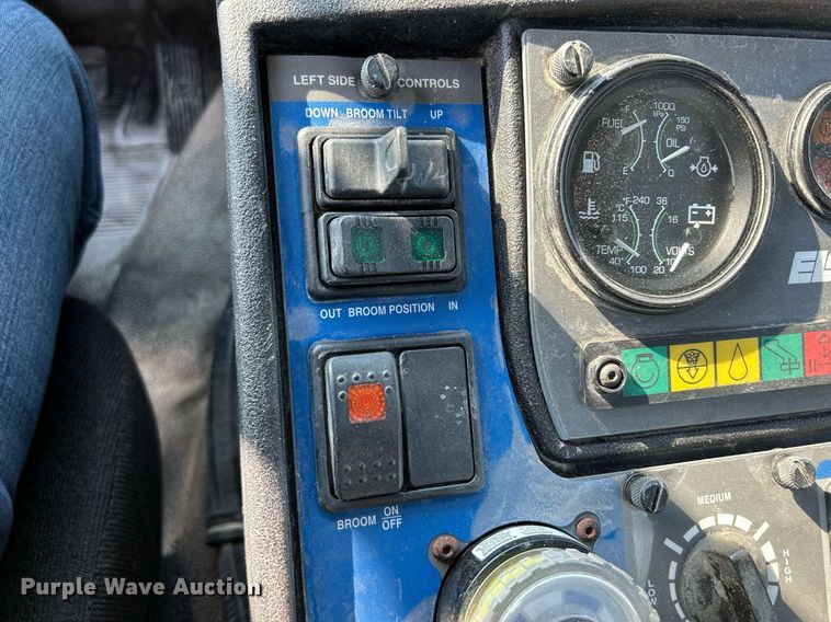 image for item DQ0944 2004 Sterling SC-8000  street sweeper truck