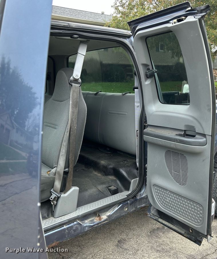 image for item DQ0956 2004 Ford F250 Super Duty XL  SuperCab pickup truck