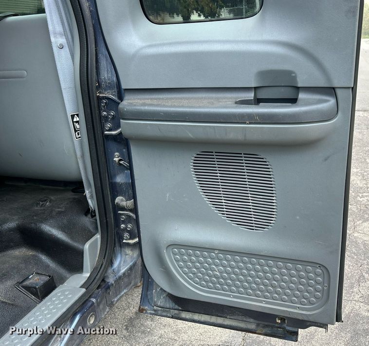 image for item DQ0956 2004 Ford F250 Super Duty XL  SuperCab pickup truck