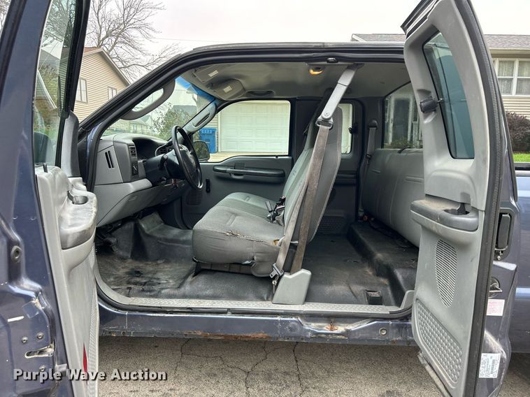 image for item DQ0956 2004 Ford F250 Super Duty XL  SuperCab pickup truck