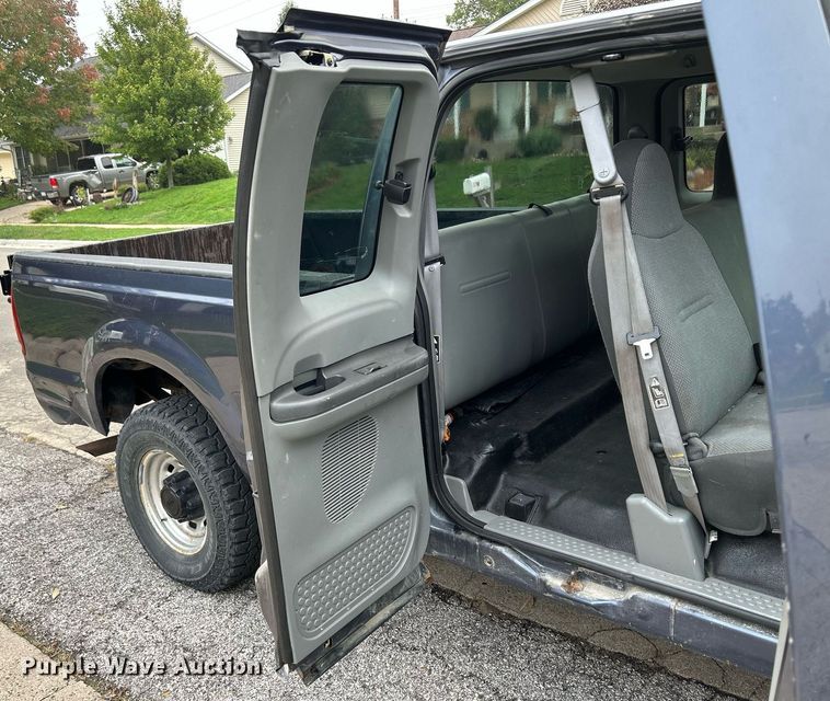 image for item DQ0956 2004 Ford F250 Super Duty XL  SuperCab pickup truck