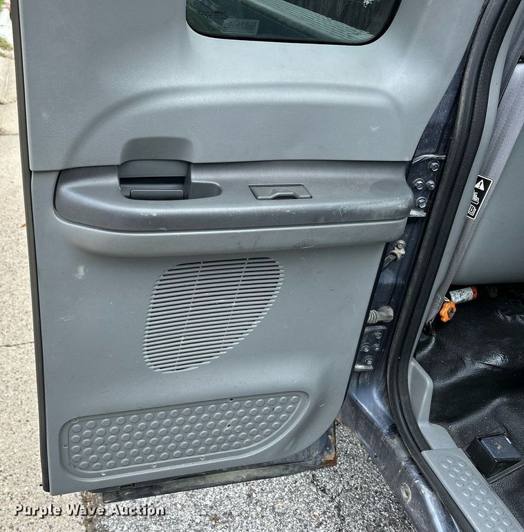 image for item DQ0956 2004 Ford F250 Super Duty XL  SuperCab pickup truck