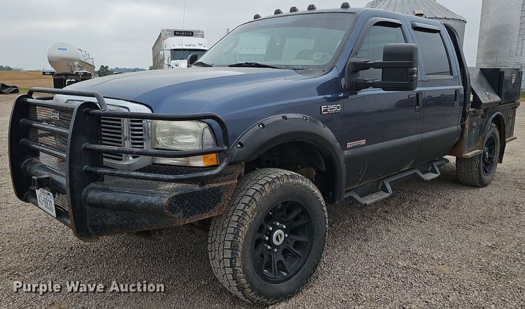 image for item DQ1147 2004 Ford F250 Super Duty Lariat  Crew Cab flatbed pickup truck