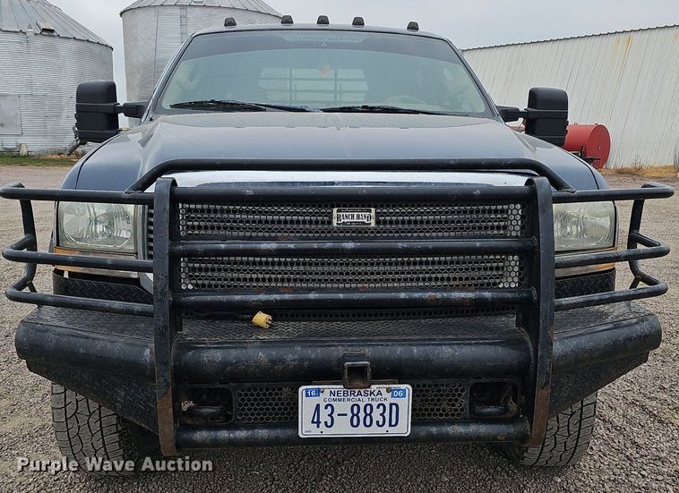 image for item DQ1147 2004 Ford F250 Super Duty Lariat  Crew Cab flatbed pickup truck