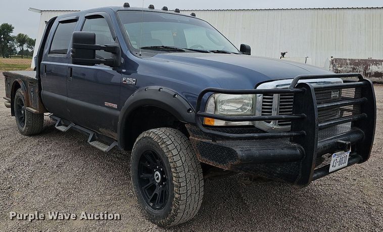 image for item DQ1147 2004 Ford F250 Super Duty Lariat  Crew Cab flatbed pickup truck
