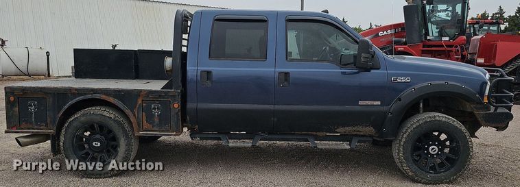image for item DQ1147 2004 Ford F250 Super Duty Lariat  Crew Cab flatbed pickup truck